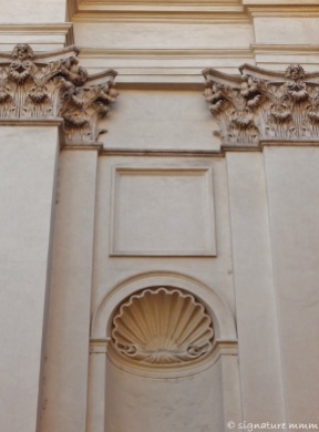 An early collagist thought to flick a shell up on the façade.